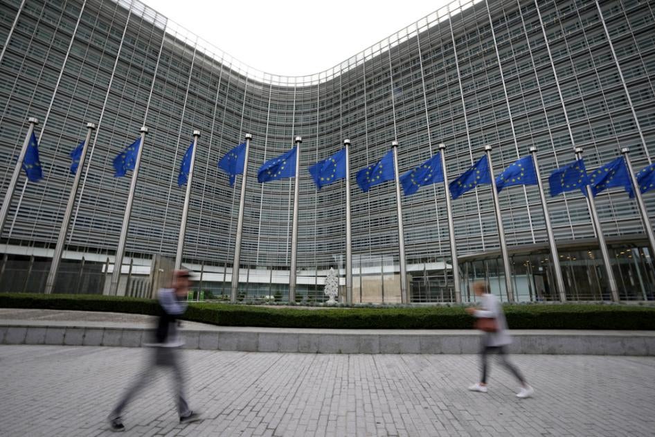 Des passants marchaient devant le siège de la Commission européenne à Bruxelles, avec sa rangée de drapeaux de l’Union européenne, le 20 septembre 2023.