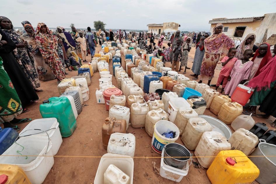 Des femmes et des enfants soudanais ayant fui le conflit à El Geneina, capitale de la région du Darfour occidental au Soudan, étaient rassemblés à un centre de distribution d’eau mis en place dans la ville frontalière d’Adré, au Tchad, le 30 juillet 2023. 