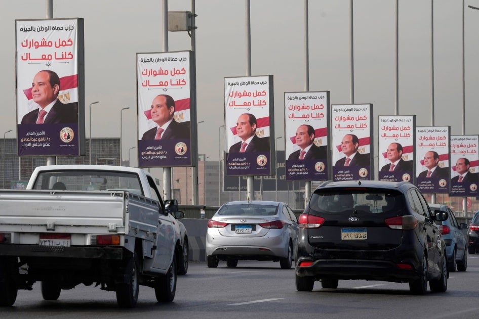 مركبات تمر قرب لافتات عليها صورة الرئيس المصري عبد الفتاح السيسي تؤيده في الانتخابات الرئاسية، في القاهرة، مصر، 10 ديسمبر/كانون الأول 2023. 