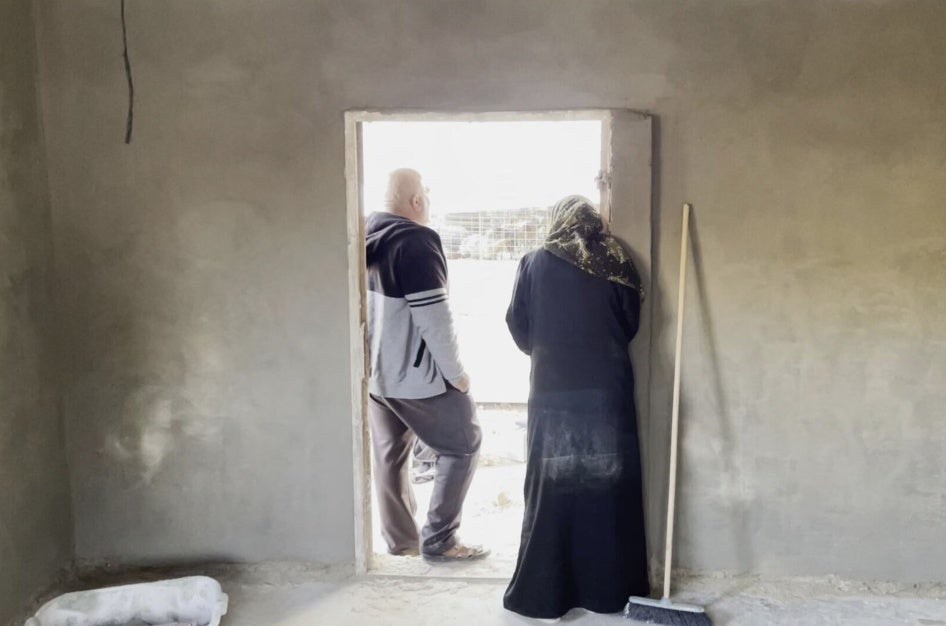 Une pièce en construction par des familles déplacées après des attaques de colons et de soldats à Khirbet Zanuta, dans le sud de la Cisjordanie, le 23 novembre 2023.
