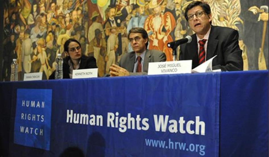 人权观察在墨西哥发布报告，左起：谭美拉・塔拉裘克（Tamara Taraciuk）、执行董事肯尼思・罗斯（Kenneth Roth）、美洲观察主任何塞・米格尔・比万科（Jose Miguel Vivanco）。