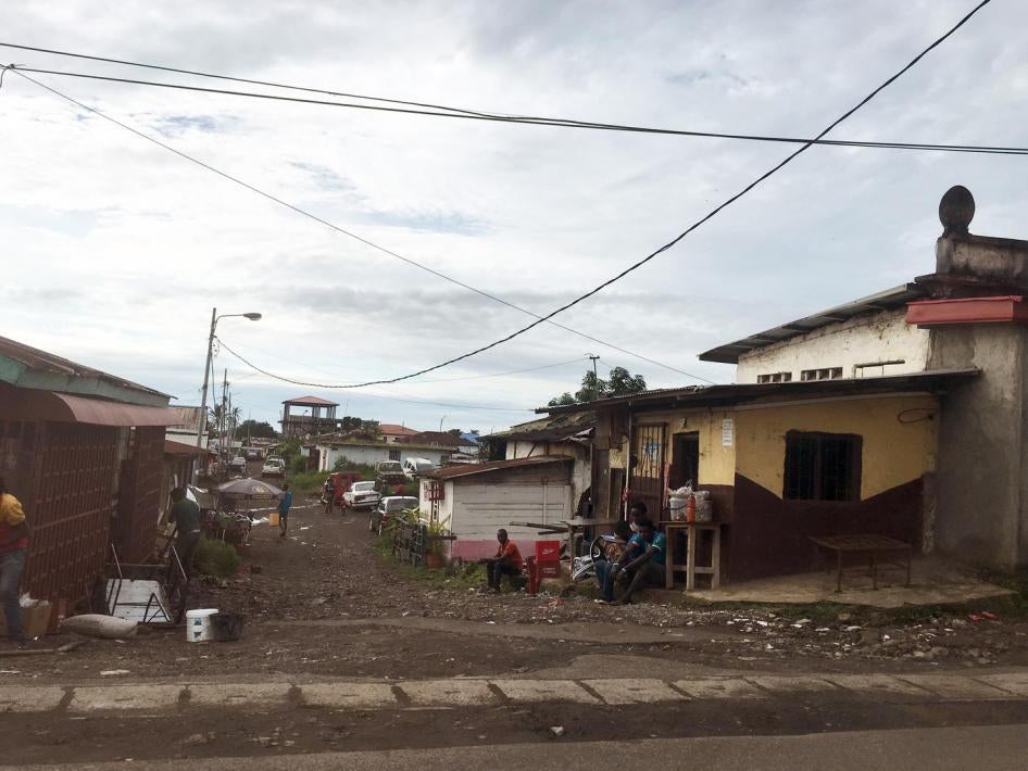 Muchos barrios residenciales, incluido el que se muestra en la fotografía precedente, en Malabo, reciben inversiones gubernamentales ínfimas o nulas.