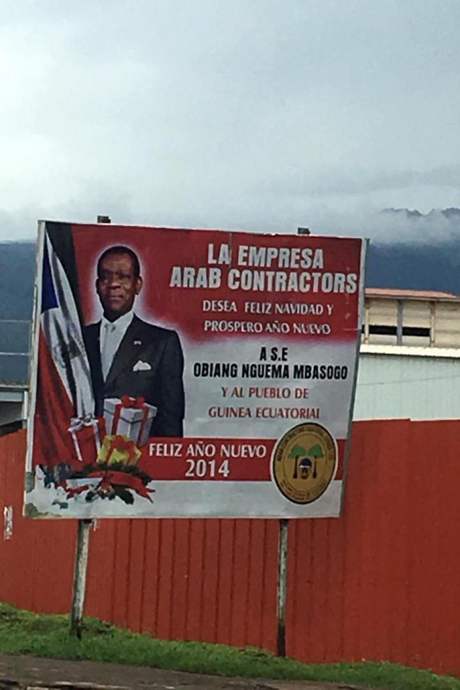 Cartel en Malabo, la capital, instalado por la empresa constructora Arab Contractors deseando un feliz año nuevo al presidente y al pueblo de Guinea Ecuatorial.