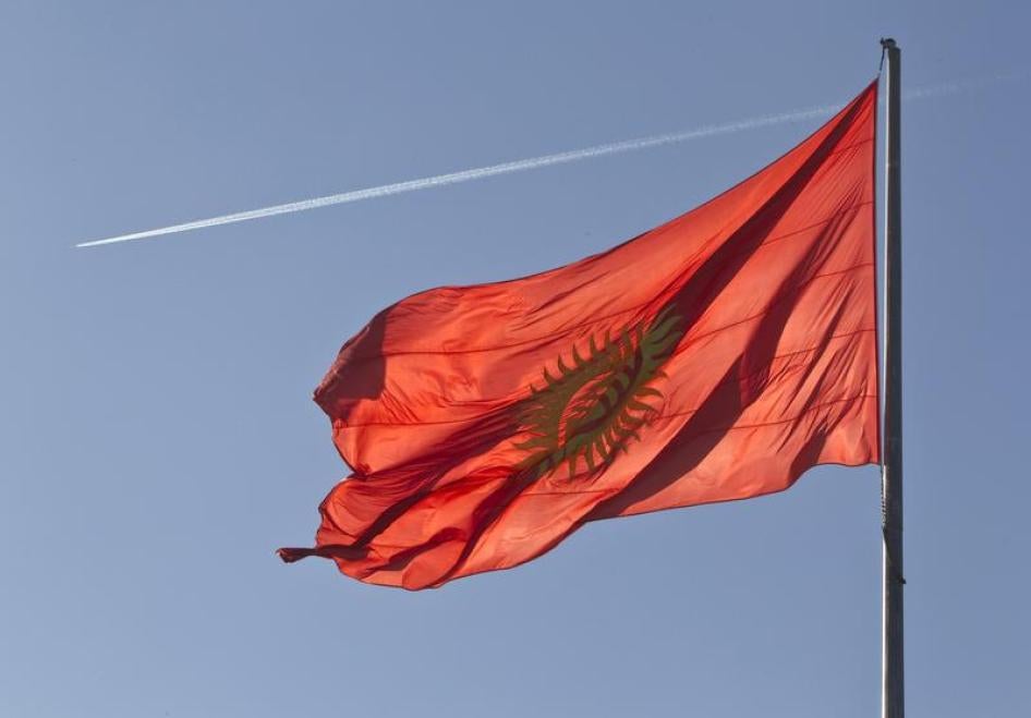 吉尔吉斯斯坦国旗飘扬在首都比什凯克市中心广场，2013年3月11日。