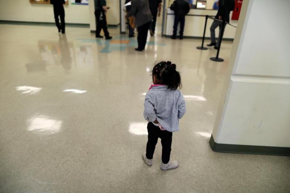 Criança aguarda no saguão do centro de detenção de imigrantes de Adelanto, California, EUA, 13 de abril de 2017.