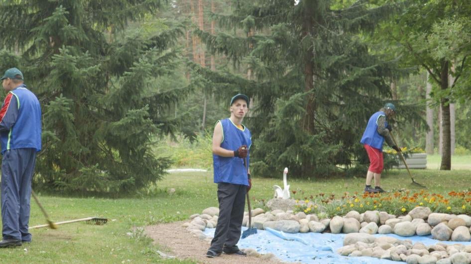 Un jeune homme travaille dans le jardin d'une institution d’État pour adultes handicapés à Saint-Pétersbourg, en Russie, en août 2018.