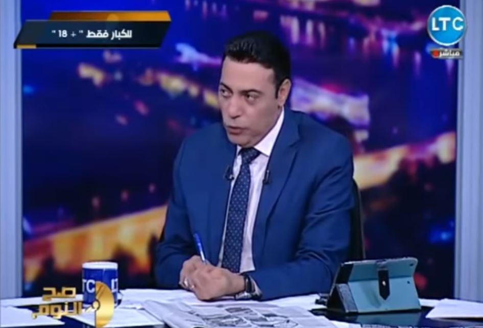 埃及电视新闻主播盖提（Mohamed Al-Ghaity）於2018年8月访谈匿名男同性恋来宾的画面截屏。盖提因为这则专访於2019年1月被判刑一年。