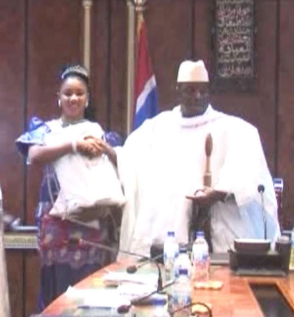 Fatou (Toufah) Jallow recibe el premio como ganadora del concurso de belleza “22 de julio” de manos del presidente Yahya Jammeh. Banjul, Gambia, 24 de diciembre de 2014. 