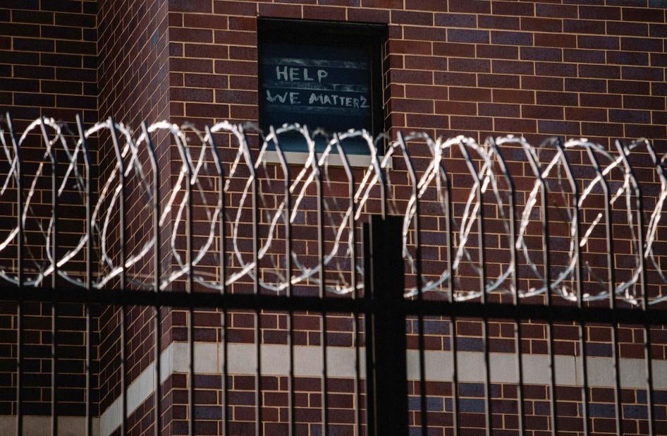 Schild von Gefangenen am Fenster des Cook-County-Gefängnisses in Chicago, Illinois.
