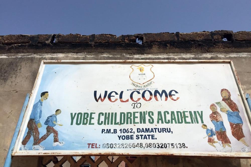 Une pancarte accueille les élèves de l’Académie pour enfants de Yobe à Damaturu dans l’État de Yobe (Nigeria). L’école a été attaquée en juillet 2012 par les combattants de Boko Haram, qui ont tué un enseignant et l’incendié l’établissement, provoquant la