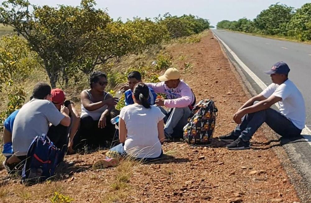 Human Rights Watch researchers interview Venezuelans who were walking 200 kilometers from the Brazilian border town Pacaraima to Roraima’s capital, Boa Vista. They were all planning to seek asylum upon arrival. February 12, 2017. 