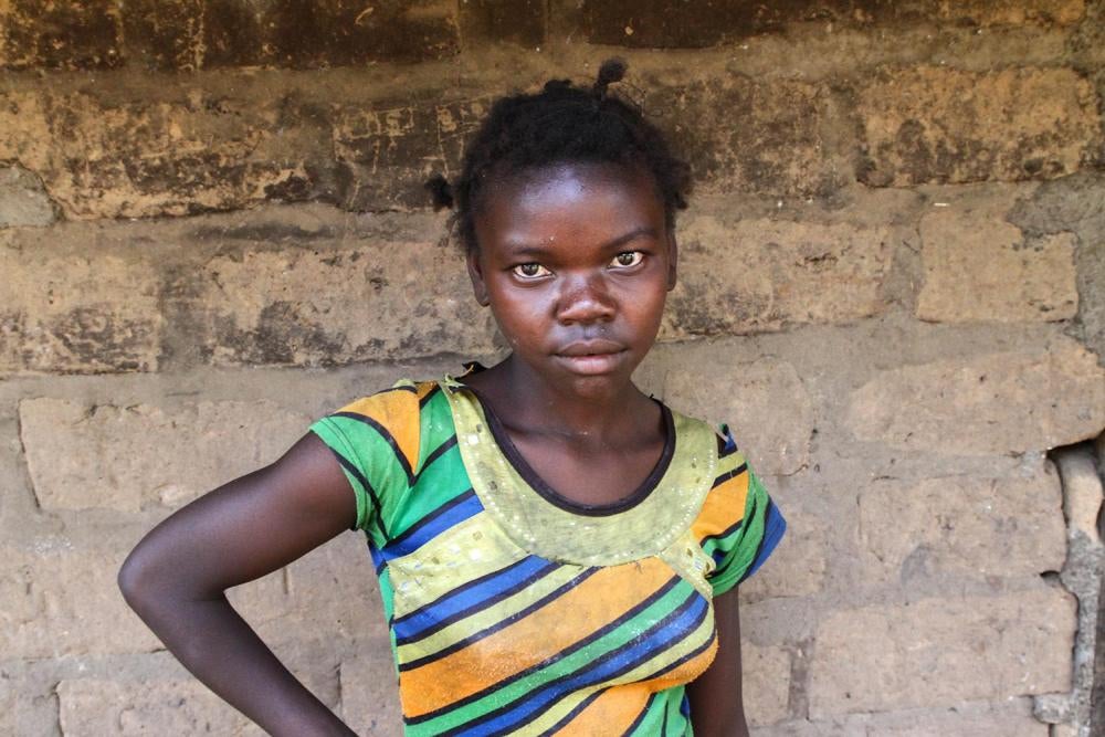 Une fille de 11 ans qui ne va plus en classe depuis trois ans parce que des combattants de la Séléka sont basés à proximité de son école, en République centrafricaine. 