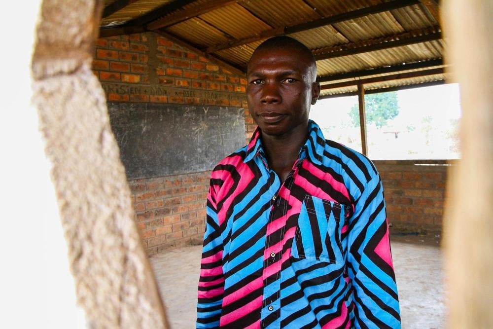 Un enseignant de Sekia-Dalliet, en République centrafricaine, où des miliciens anti-balaka ont occupé un bâtiment scolaire pendant deux ans. « Un jour, un combattant anti-balaka emportait une table pour la brûler et j'en ai eu assez », a-t-il dit.