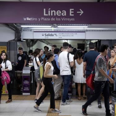 Peatones caminan por una estación de metro abarrotada durante la hora pico el 13 de marzo de 2020 en Buenos Aires, Argentina.