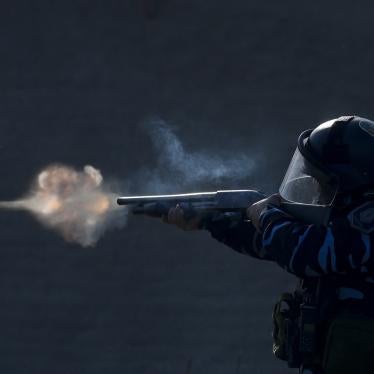 Un policía apunta su arma, mientras policías disparan gases lacrimógenos y balas de goma, durante enfrentamientos después de que la Policía desmantelara un campamento de ocupantes en Guernica, provincia de Buenos Aires, Argentina, el 29 de octubre de 2020.