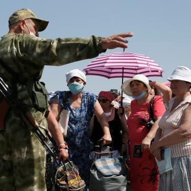 Люди слухають озброєного чоловіка з самопроголошеної «Донецької народної республіки» 