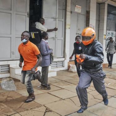 People in Uganda’s capital Kampala flee on November 18, 2020 during clashes between security forces and demonstrators protesting the arrest of opposition candidate Robert Kyagulanyi for allegedly breaching Covid-19 regulations by mobilizing large crowds for his campaign rallies.  