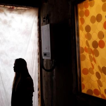 Lizbeth, una mujer salvadoreña que busca asilo en Estados Unidos, posa  en la casa de un familiar en Tijuana, México, donde fue enviada a esperar por el resultado de su caso, el 5 de noviembre de 2019