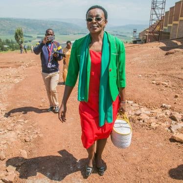 Rwandan opposition leader Victoire Ingabire leaves Nyarugenge prison, on the outskirts of Kigali, after being released on September 15, 2018.