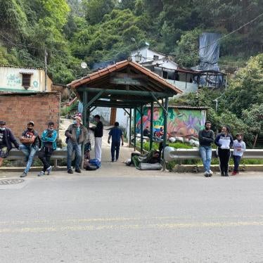 Venezuelan walkers waiting on the side of the road in Colombia, November 2021. 