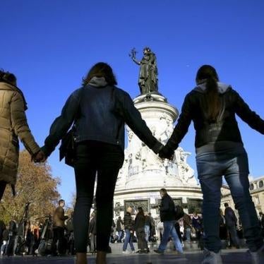 巴黎市民在巴塔克兰剧院外牵手围成人链以示团结。