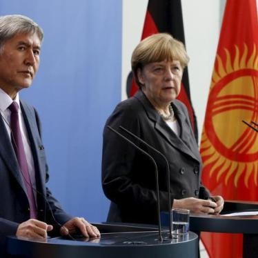 Kyrgyzstan's President Almazbek Atambayev (L) and German Chancellor Angela Merkel address a news conference at the Chancellery in Berlin, April 1, 2015.