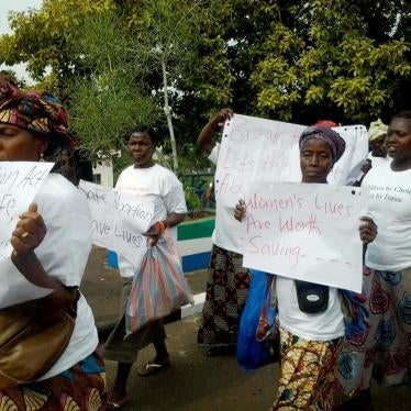 An estimated 400 women showed up in support of the safe abortion bill wearing “children by choice, not by chance” T-shirts on December 8, 2015 outside of Sierra Leone's Parliament. © 2015 Ipas