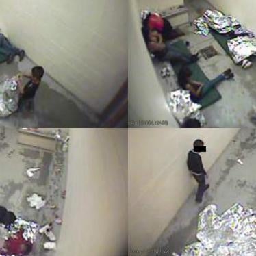 Six women and children confined to an immigration holding cell in Douglas, Arizona, appear to share two sleeping mats, September 2015