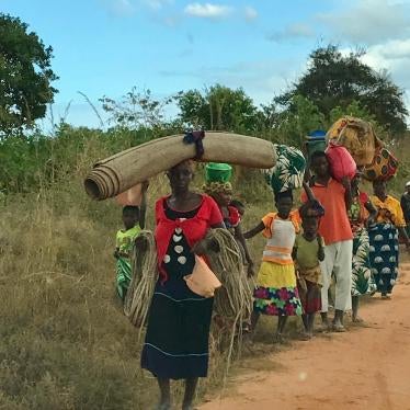 Residents of Naunde, in Macomia, Cabo Delgado, flee their village following an attack on June 5, 2018. ©2018 Human Rights Watch 