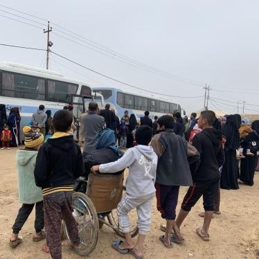 Government buses waiting to move families from one camp in Anbar governate to another during a previous wave of camp closures in December 2018.  © 2018 Belkis Wille/Human Rights Watch