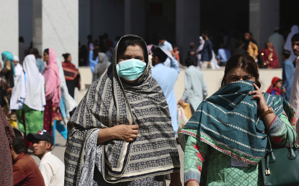Deux femmes pakistanaises, photographiées à leur sortie de l'hôpital Aga Khan à Karachi, le 27 février 2020. 