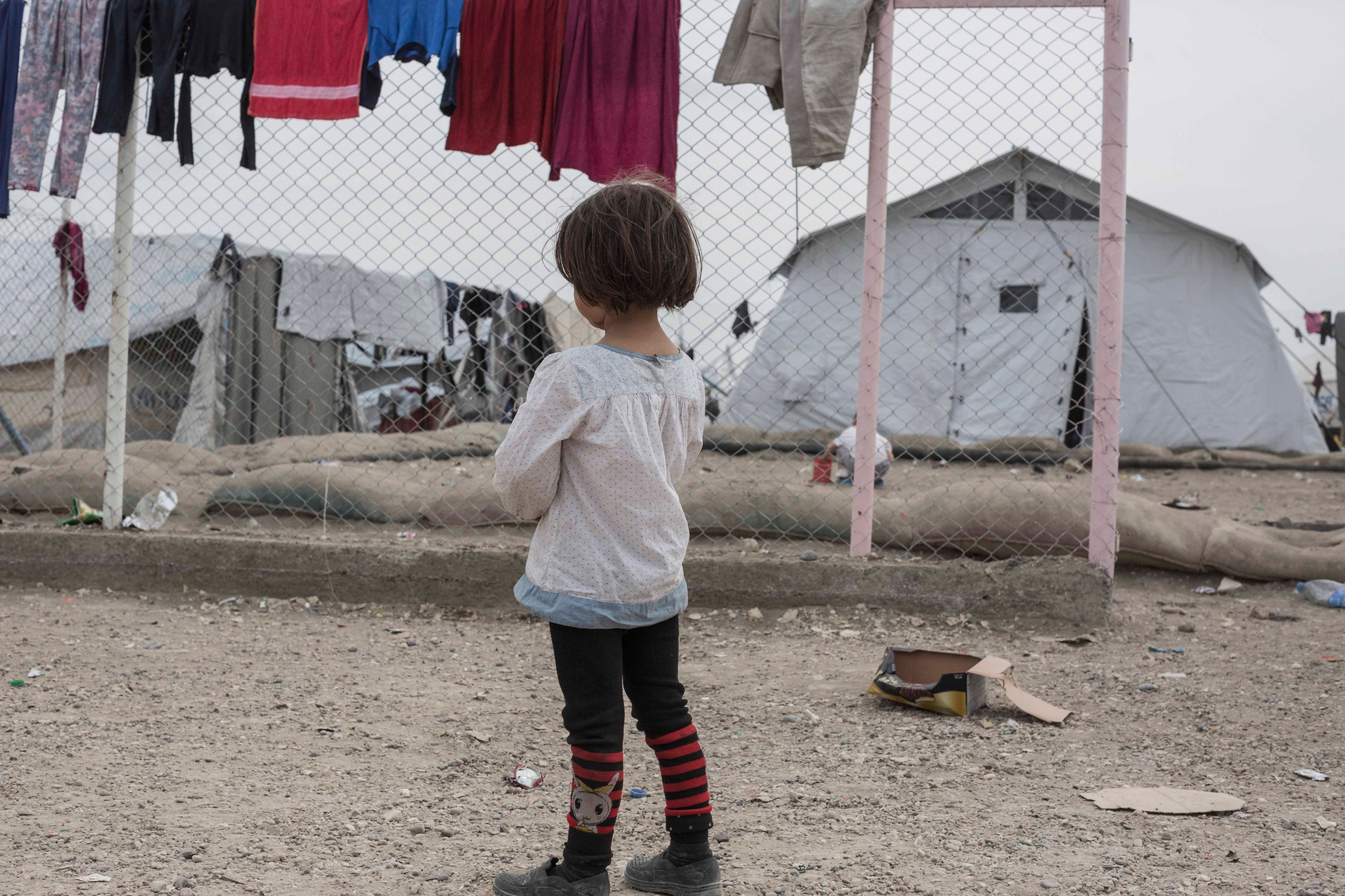 Une fillette photographiée de dos dans l'annexe du camp d'al-Hol, dans le nord-est de la Syrie. Dans ce camp, des milliers de femmes et d'enfants originaires de divers pays, dont le Canada, sont détenus en tant que membres de familles d’individus suspectés de liens avec l'État islamique (EI). 
