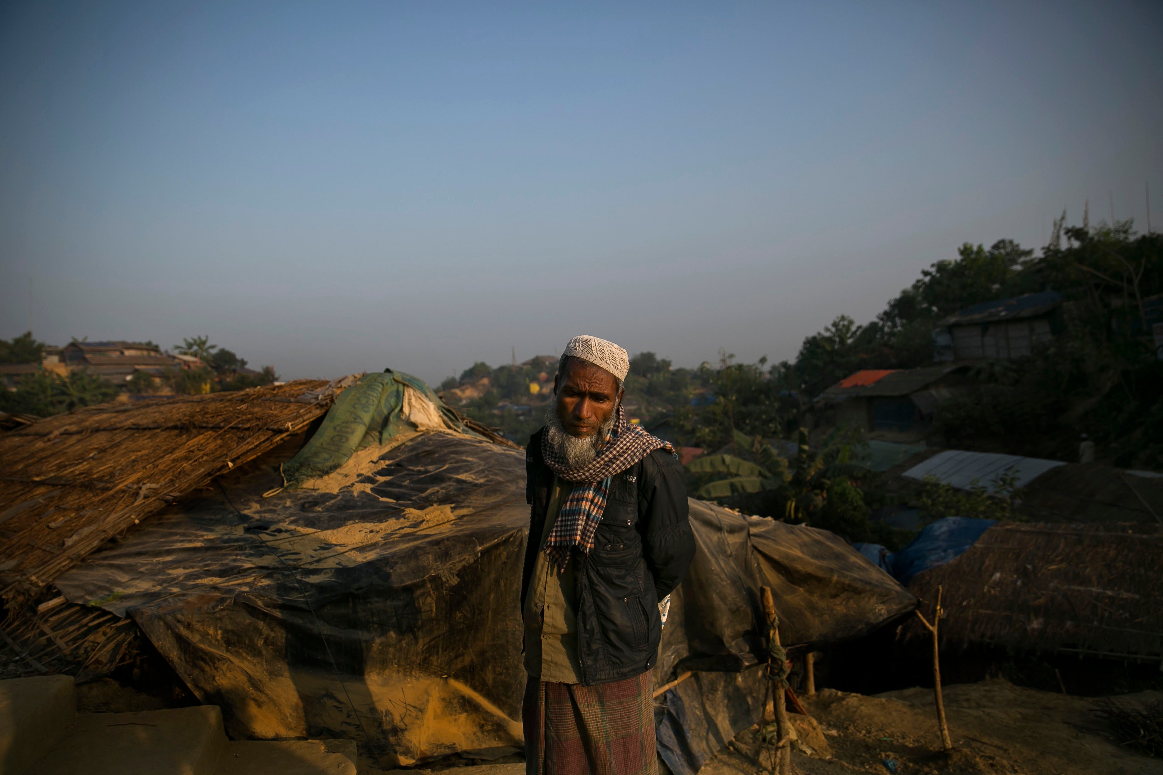 Un réfugié rohingya ayant fui le Myanmar, photographié devant sa tente dilapidée dans le camp de réfugiés de Cox's Bazar, au Bangladesh, le 23 janvier 2020.