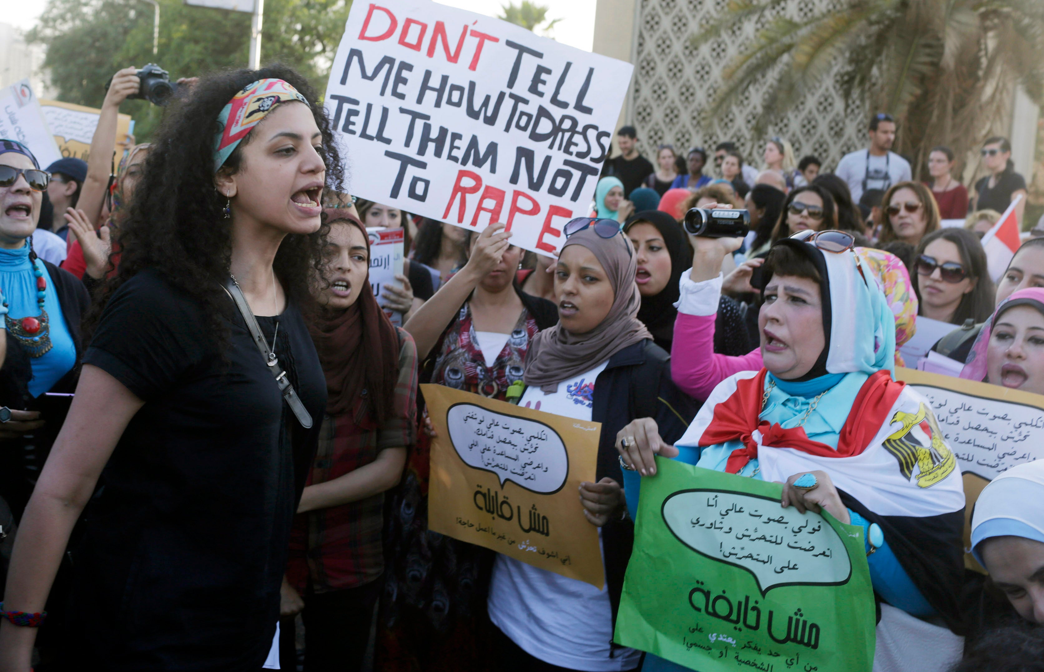 نساء يهتفن أثناء التجمع للاحتجاج ضد التحرش الجنسي أمام دار الأوبرا في القاهرة يوم 14 يونيو/حزيران 2014. 
