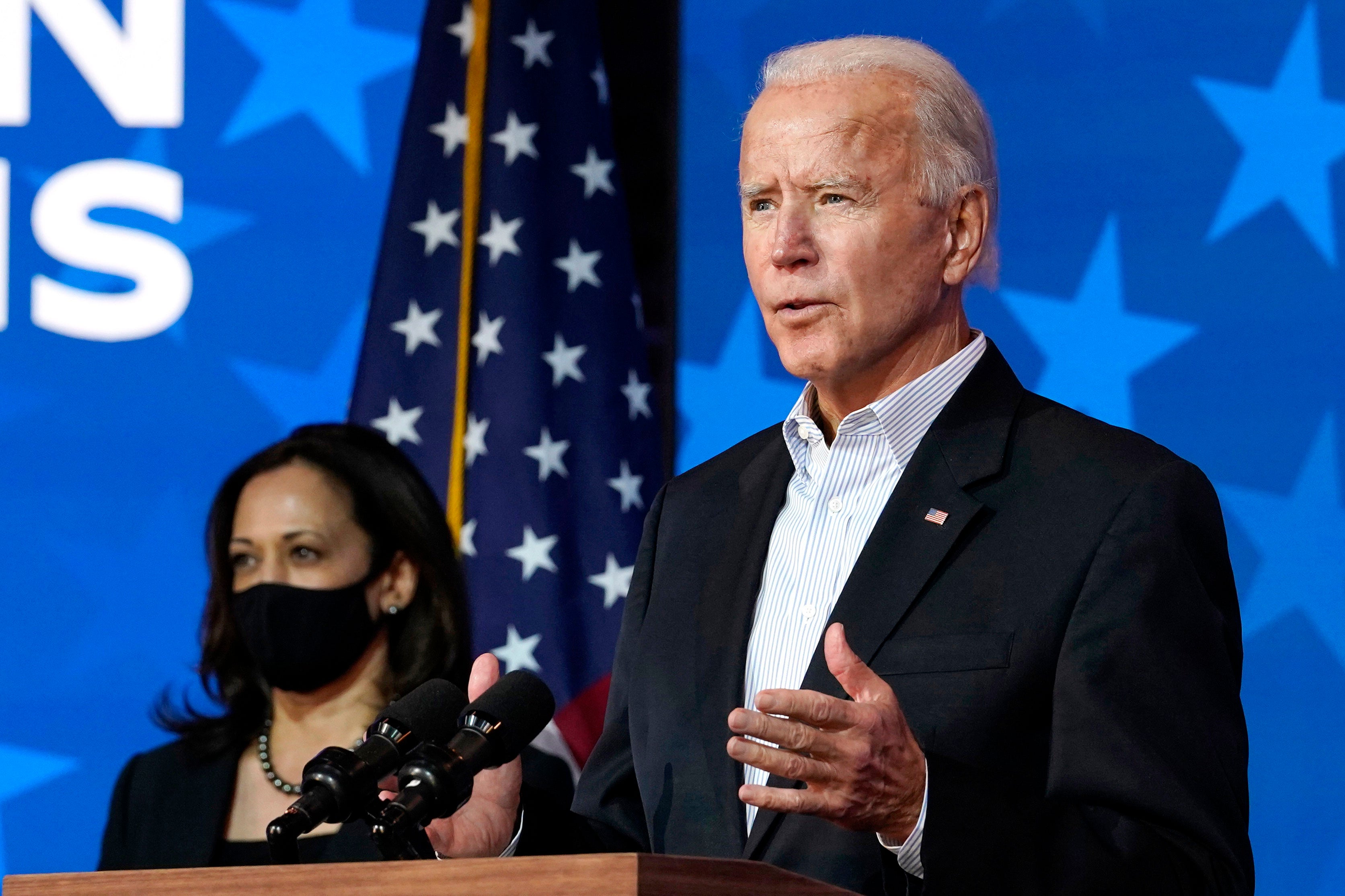 Joe Biden, président élu des États-Unis dont la victoire a été confirmée le 7 novembre 2020, photographié à Wilmington (Delaware) le 5 novembre, au lendemain de l’élection, aux côtés de sa colistière du Parti démocrate Kamala Harris.