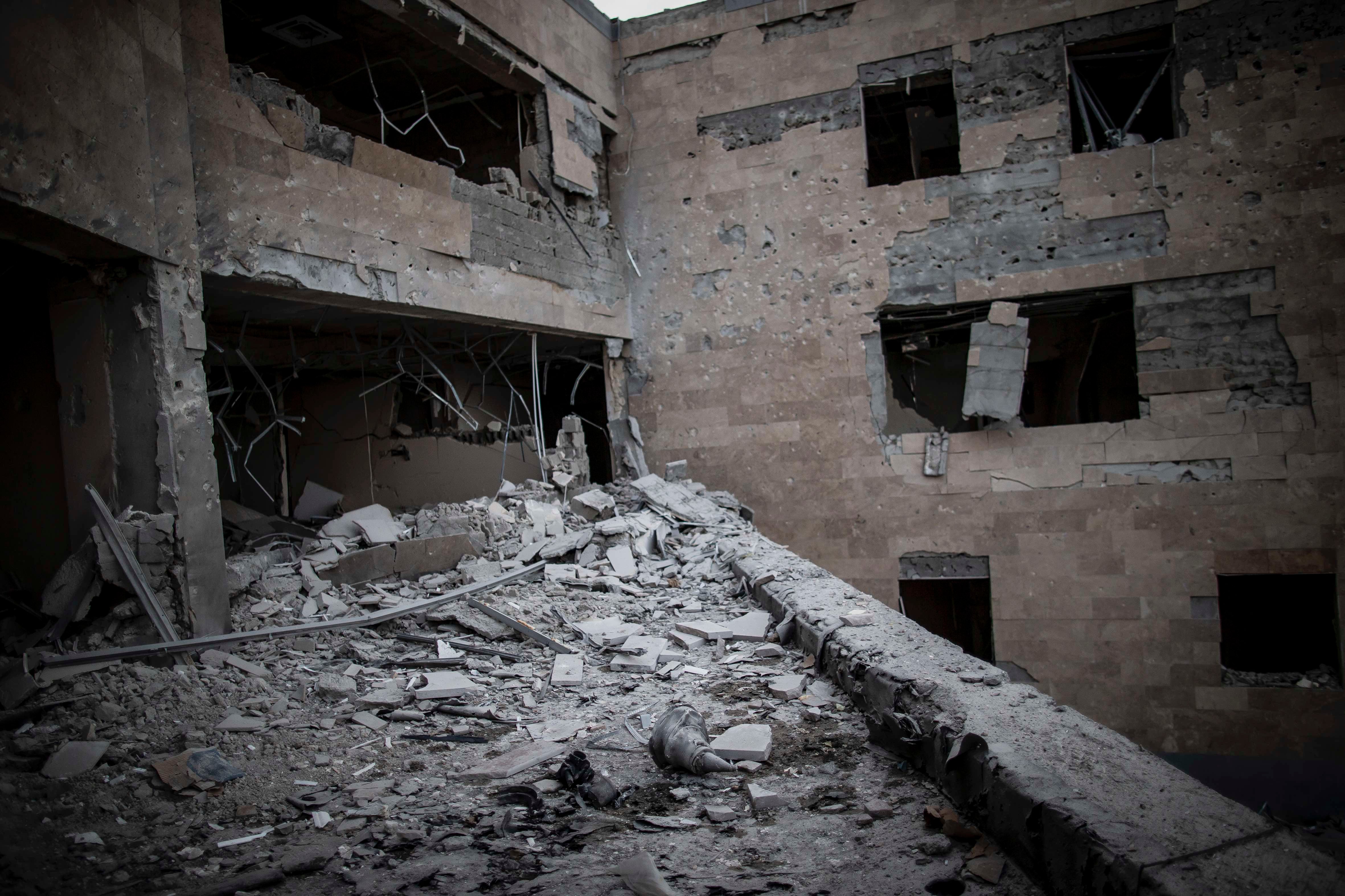 Фрагмент азербайджанского реактивного снаряда РСЗО «Смерч», попавшего по только новому роддому Республиканской больницы Степанакерта 28 октября. 