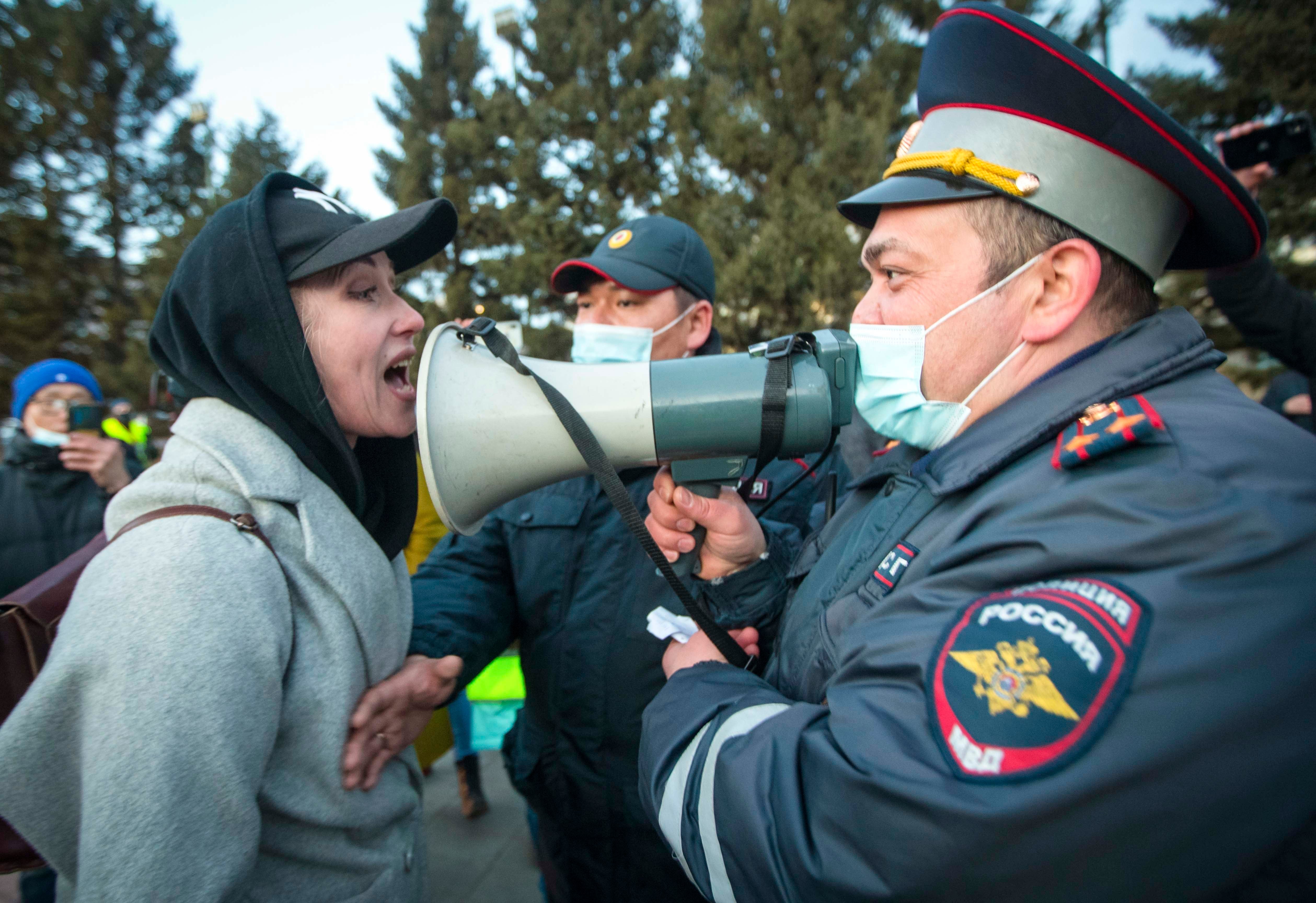 Женщина спорит с сотрудником полиции во время акции в поддержку оппозиционера Алексея Навального в Улан-Удэ. 21 апреля 2021.