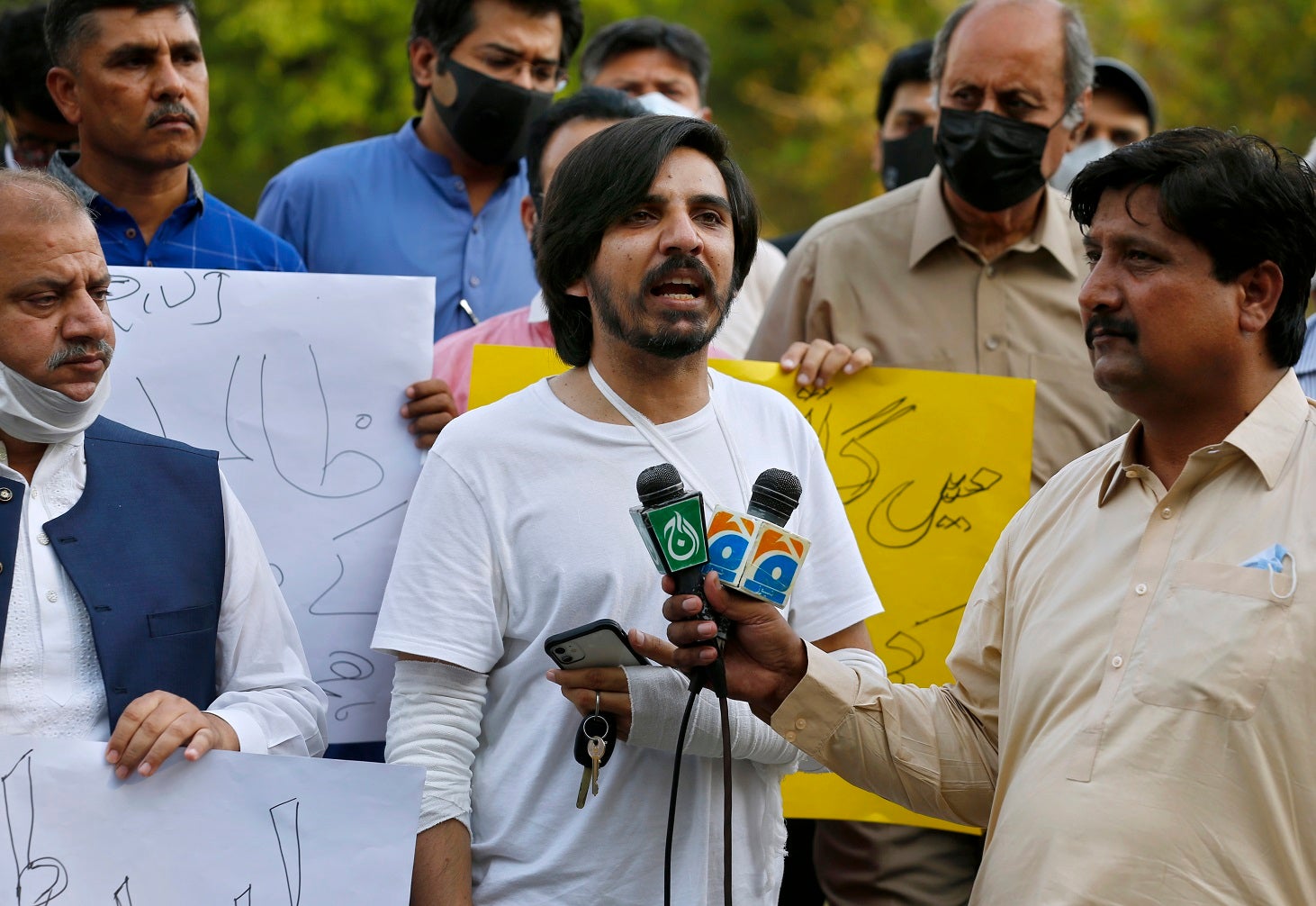  Pakistani journalist Asad Ali Toor, center, speaks during a demonstration to condemn the attack on journalists, in Islamabad, Pakistan.