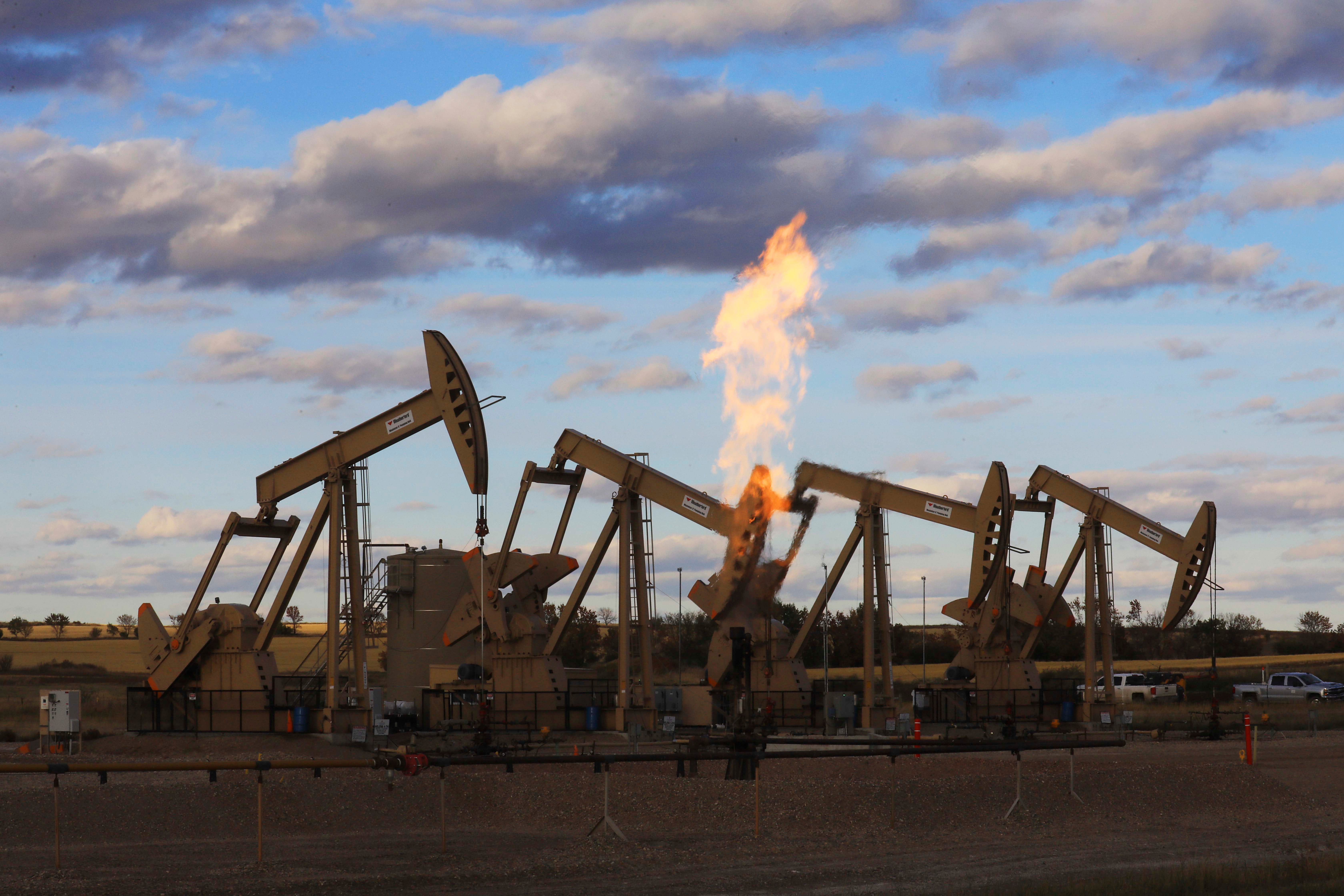 Vérins de pompes sur un site de puits de pétrole près d'Epping, Dakota du Nord, le 1er octobre 2018.