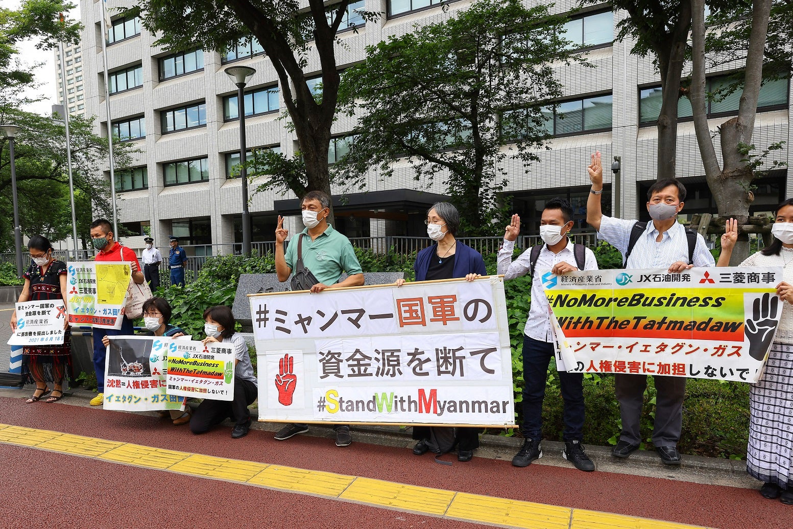 Ces activistes manifestaient devant le siège du ministère japonais de l'Économie, du Commerce et de l'Industrie à Tokyo, le 18 juin 2021, pour demander la cessation de projets pouvant profiter à l’armée du Myanmar (« Tatmadaw »). 