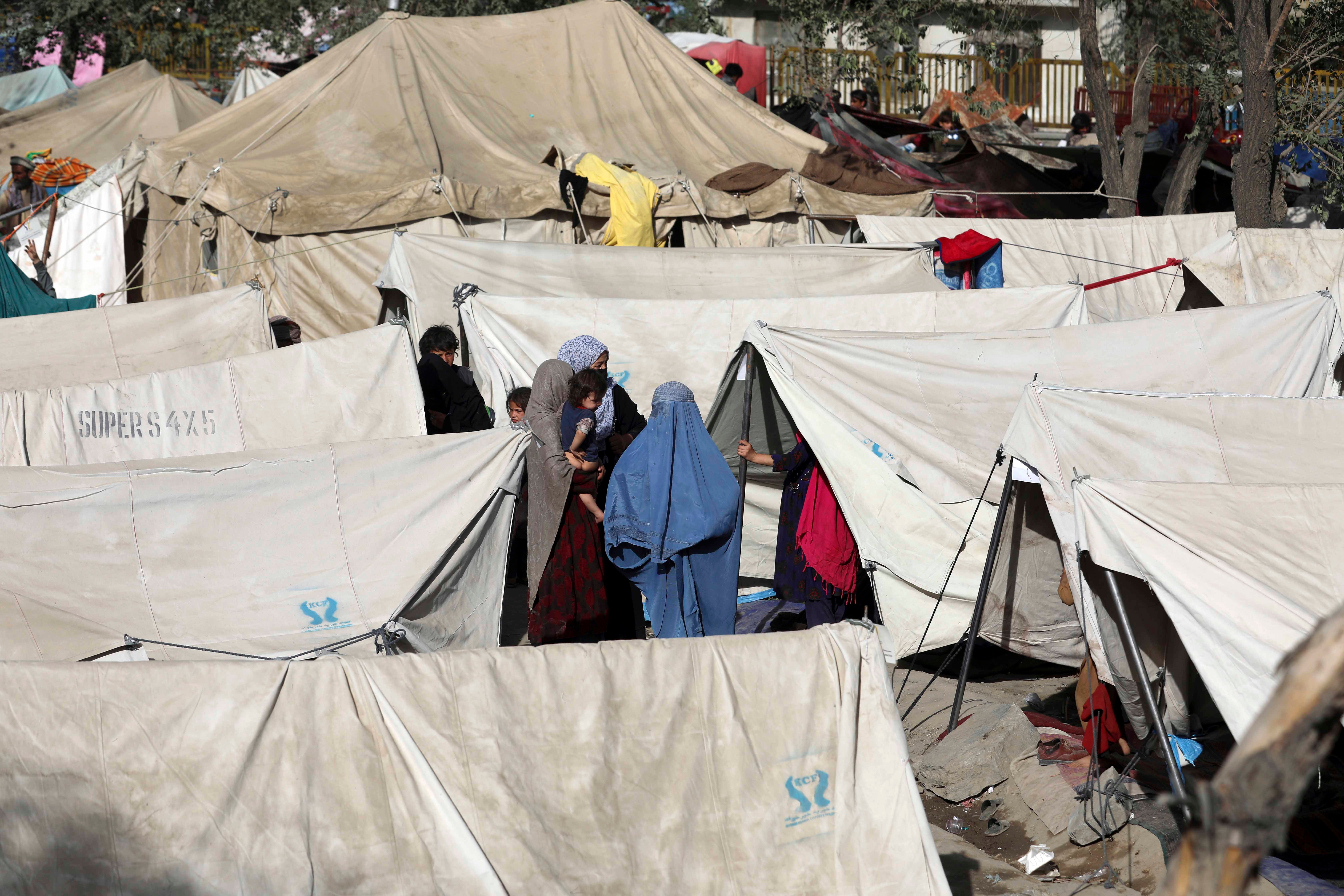 Des femmes afghanes ayant fui leur province dans le nord du pays, photographiées parmi des tentes mises en place dans un parc public à Kaboul, Afghanistan, le vendredi 13 août 2021. Deux jours plus tard, le dimanche 15 août, les talibans ont saisi le contrôle de la capitale. 