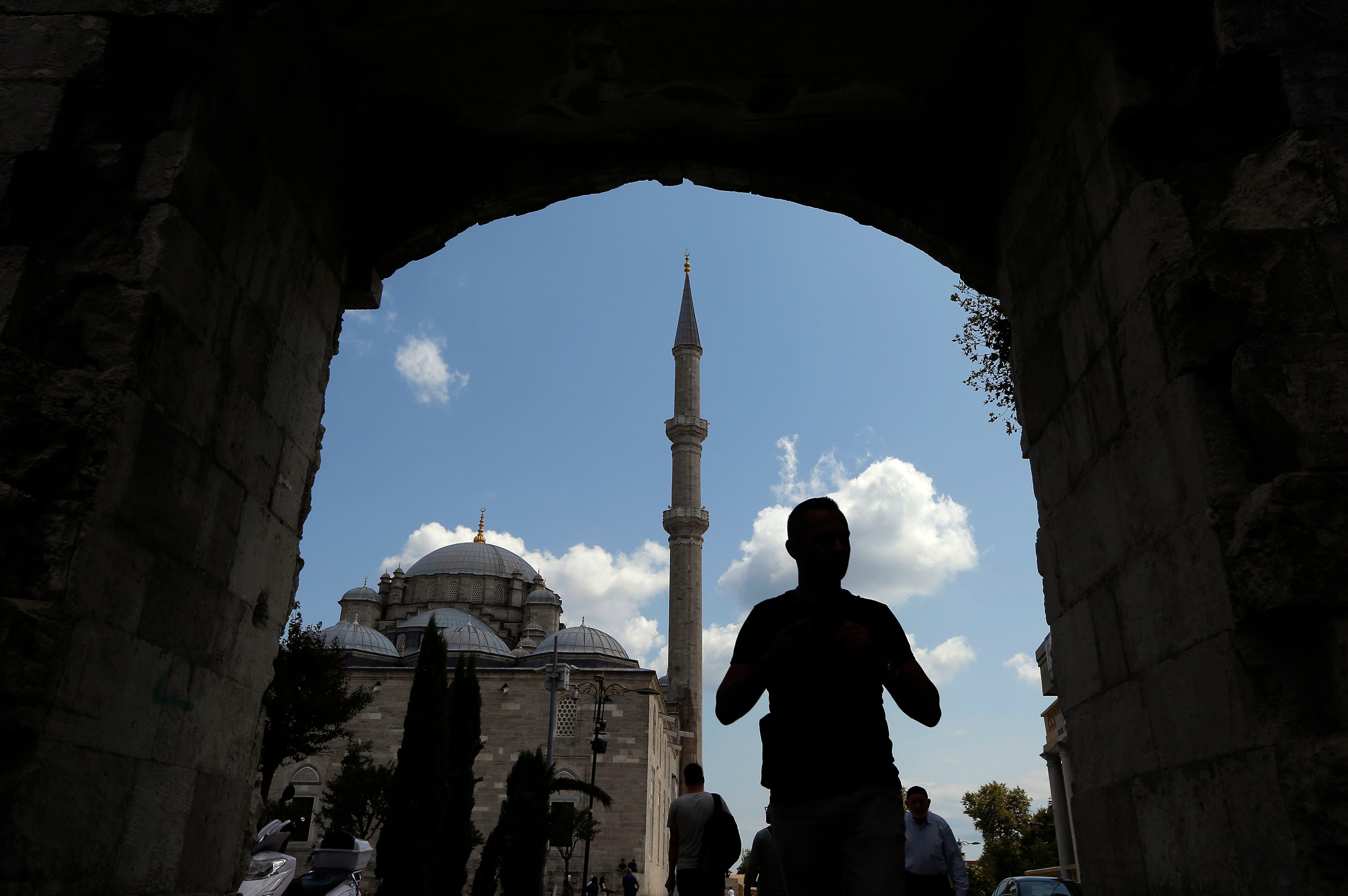 Мужчина рядом с мечетью Фатих в Стамбуле, Турция.