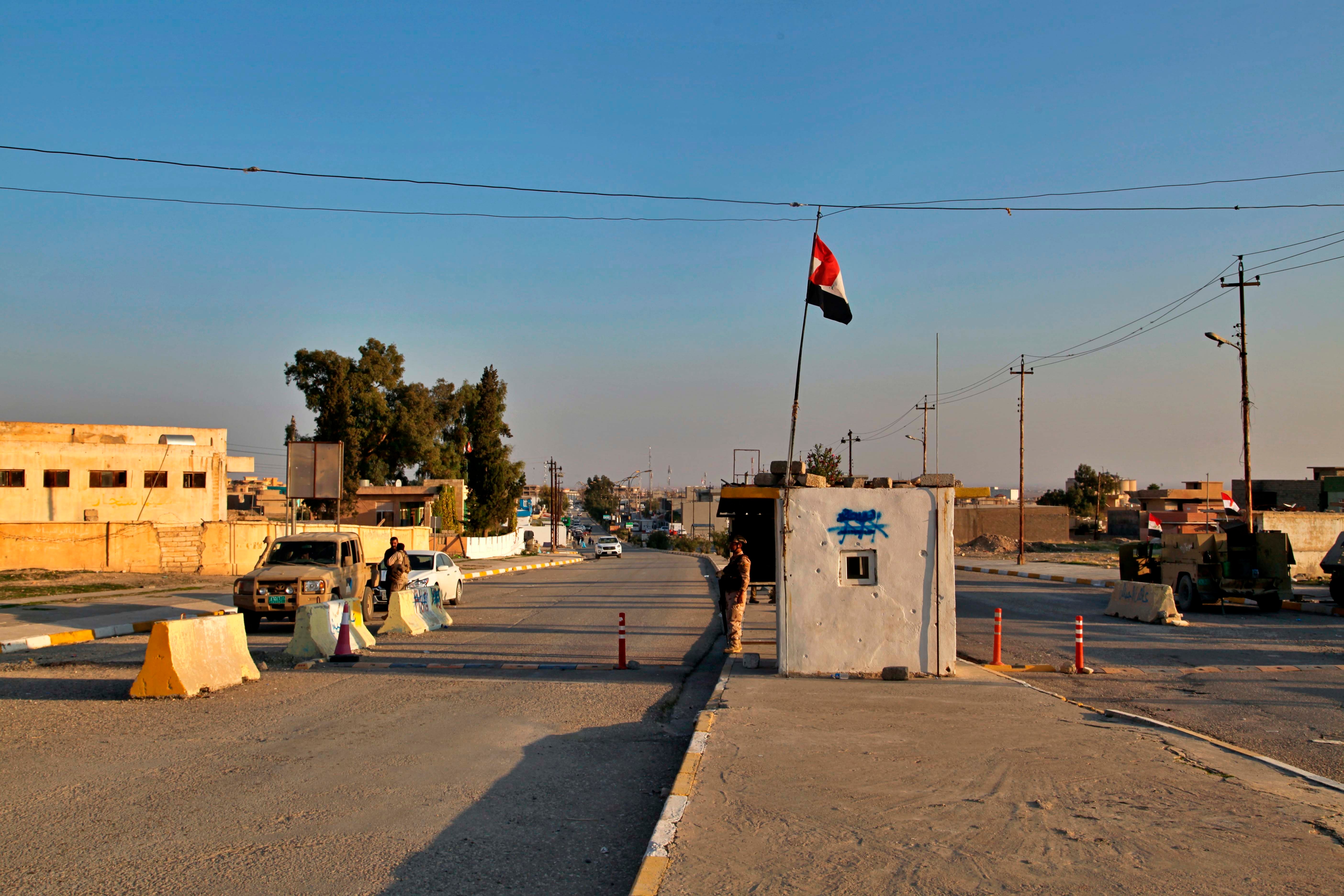 جنود عراقيون يحرسون نقطة تفتيش في نينوى، العراق. الجمعة في 4 ديسمبر/كانون الأول 2020