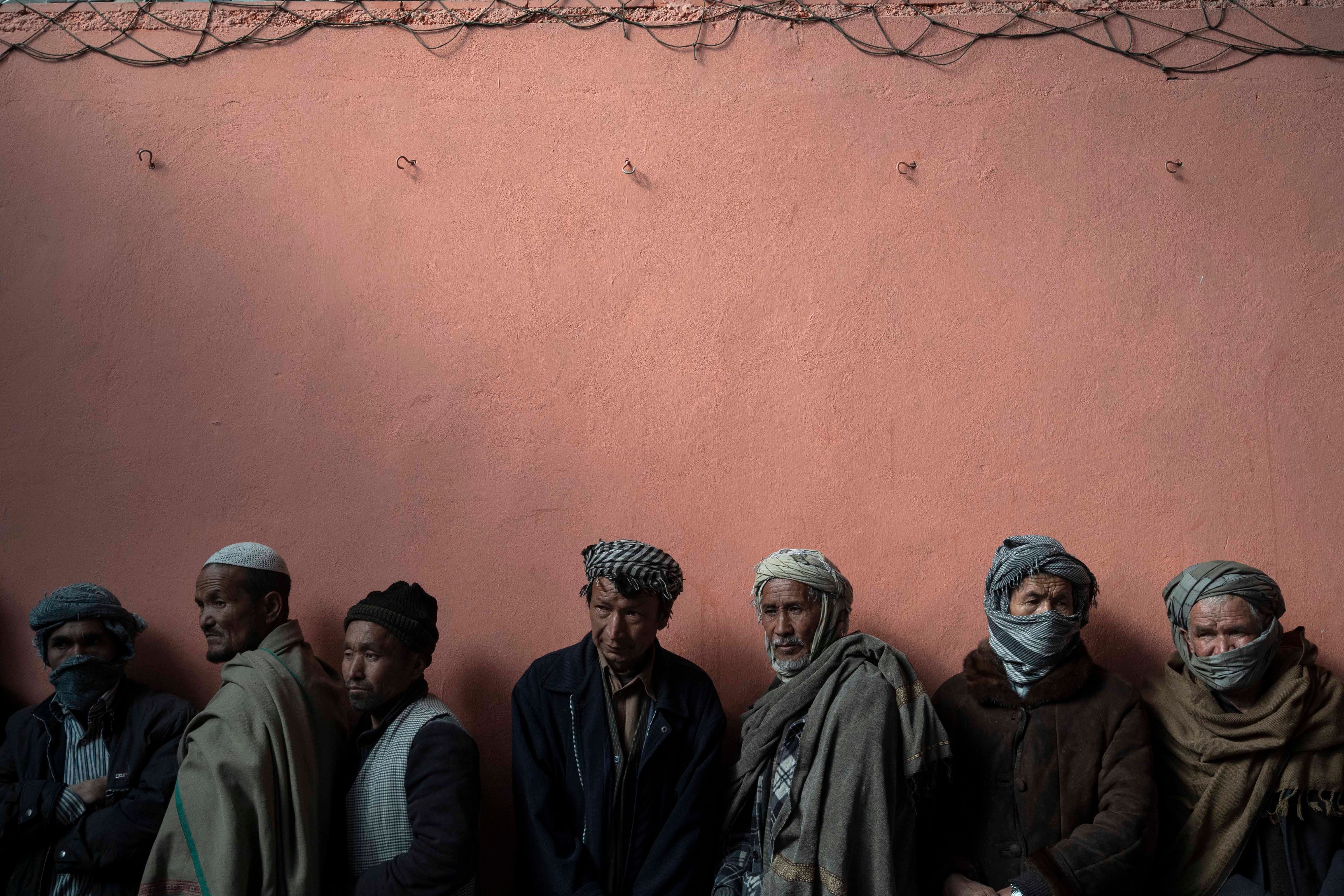 Ces hommes afghans faisaient la queue pour recevoir des sommes d’argent leur permettant d’acheter de la nourriture, dans un centre de distribution mis en place par le Programme alimentaire mondial à Kaboul, le 3 novembre 2021.