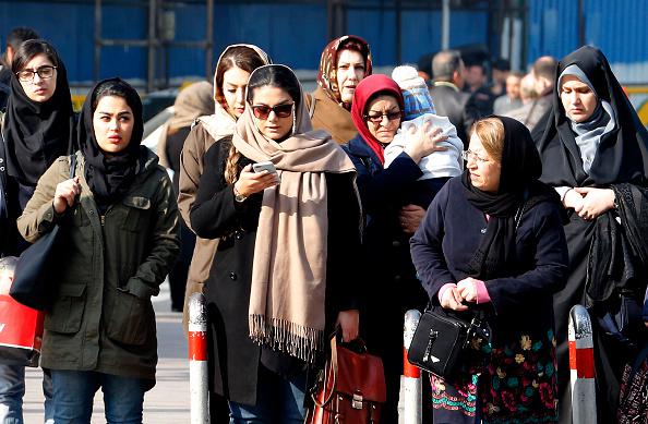 زنان ایرانی در خیابانی در پایخت، تهران، در تاریخ 7 فوریه 2018 راه می‌روند.
