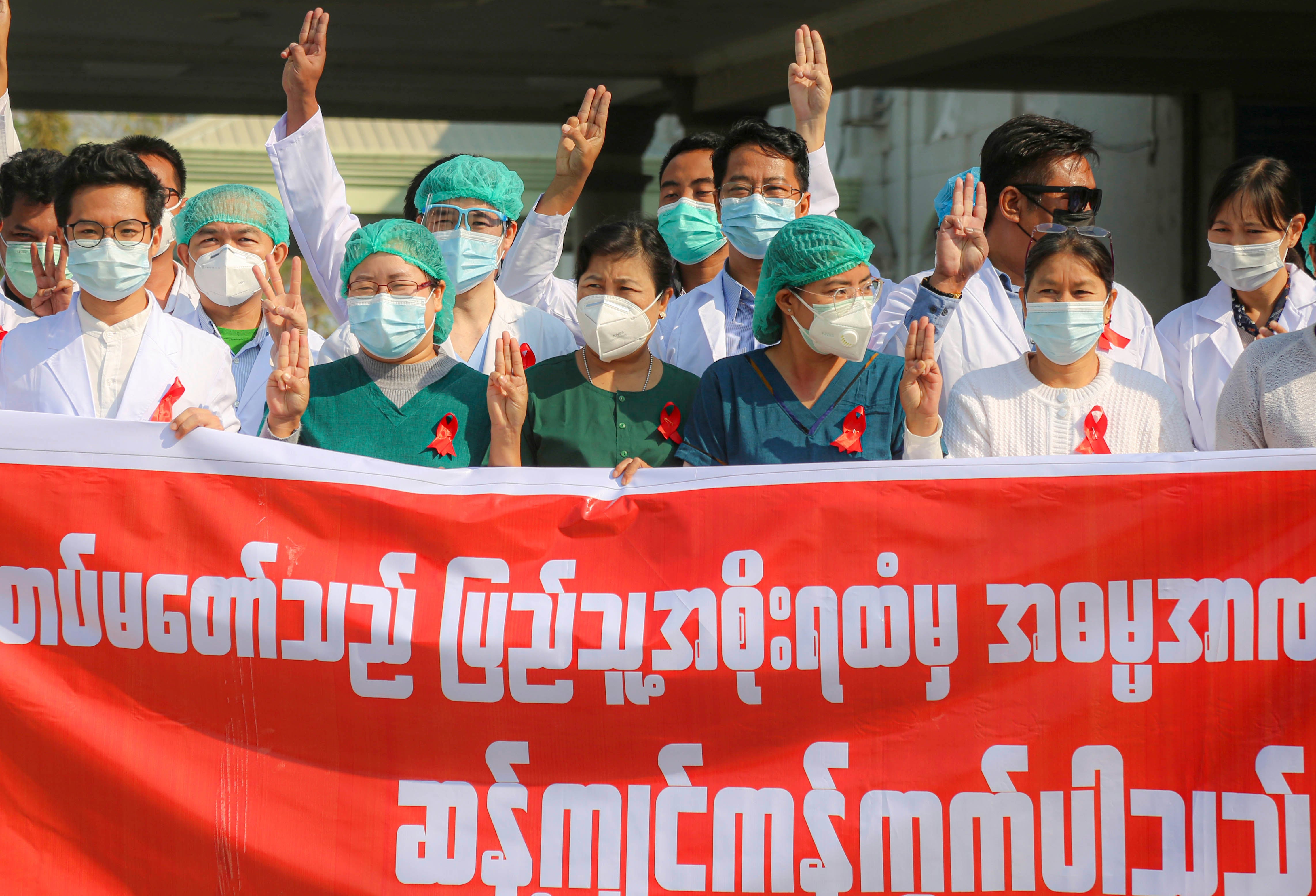 在緬甸曼德勒的一家醫院，醫護人員參加「紅絲帶行動」，抗議軍事政變，2021年2月3日。