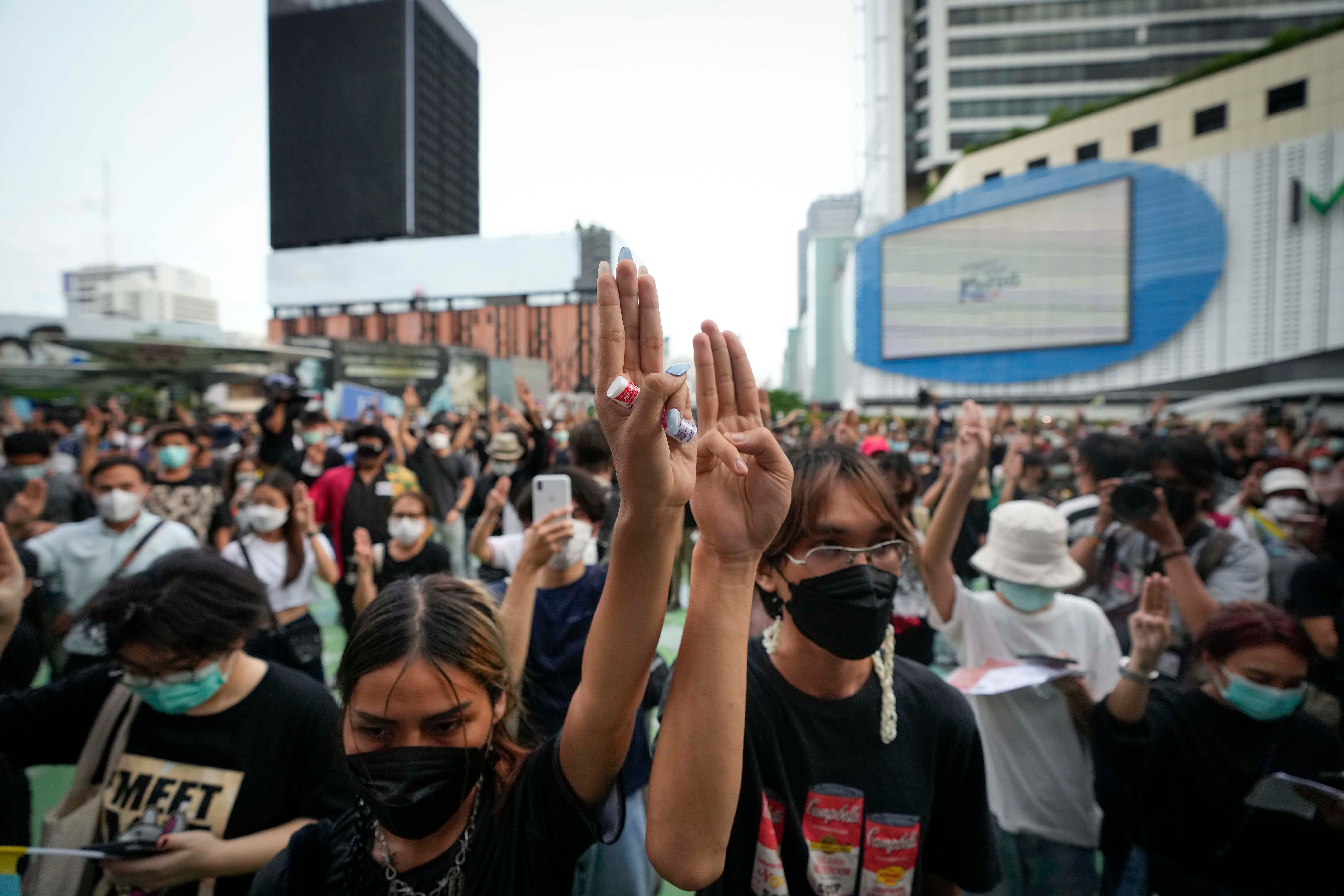 ผู้ประท้วงเรียกร้องประชาธิปไตยชูสามนิ้วเป็นสัญลักษณ์การต่อต้านที่กรุงเทพฯ  ประเทศไทย 24 มิถุนายน 2564