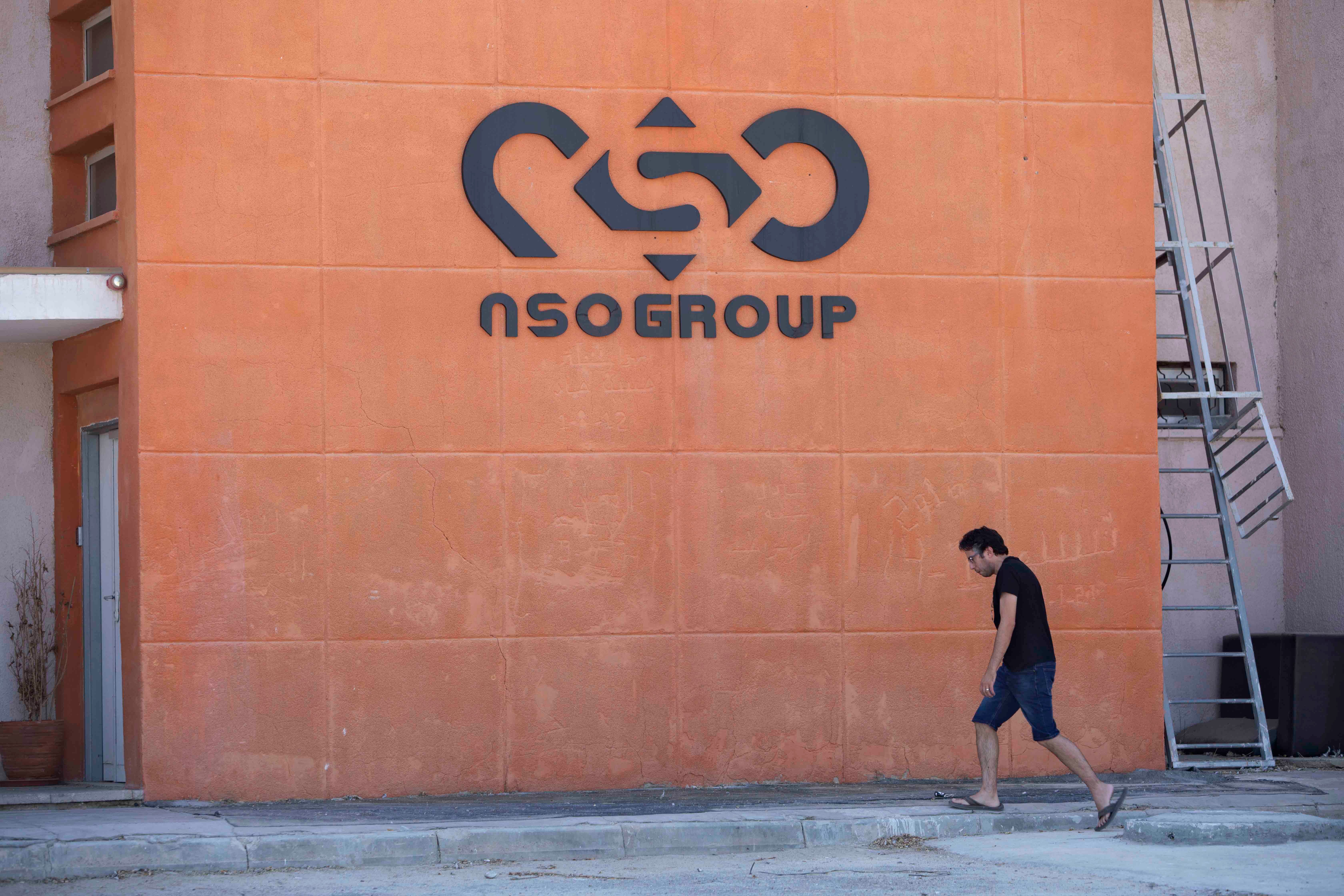 Le logo de la société israélienne NSO Group, visible sur le mur d’une filiale du groupe près de la ville de Sapir, dans le sud d’Israël. Photo prise le 24 août 2021.