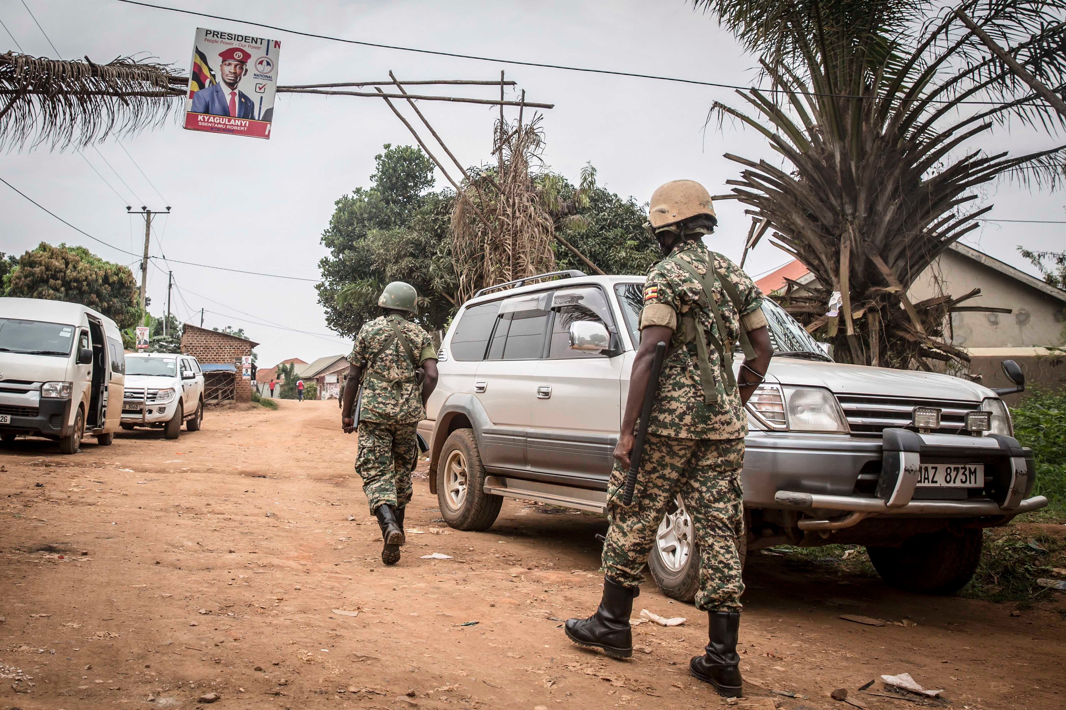 Ces deux soldats ougandais patrouillaient près de la maison du chef de l'opposition Bobi Wine (Robert Kyagulanyi) à Magere, en Ouganda, le 16 janvier 2021. Bobi Wine, qui était candidat à l’élection présidentielle du 14 janvier, avait été assigné à résidence durant cette période.