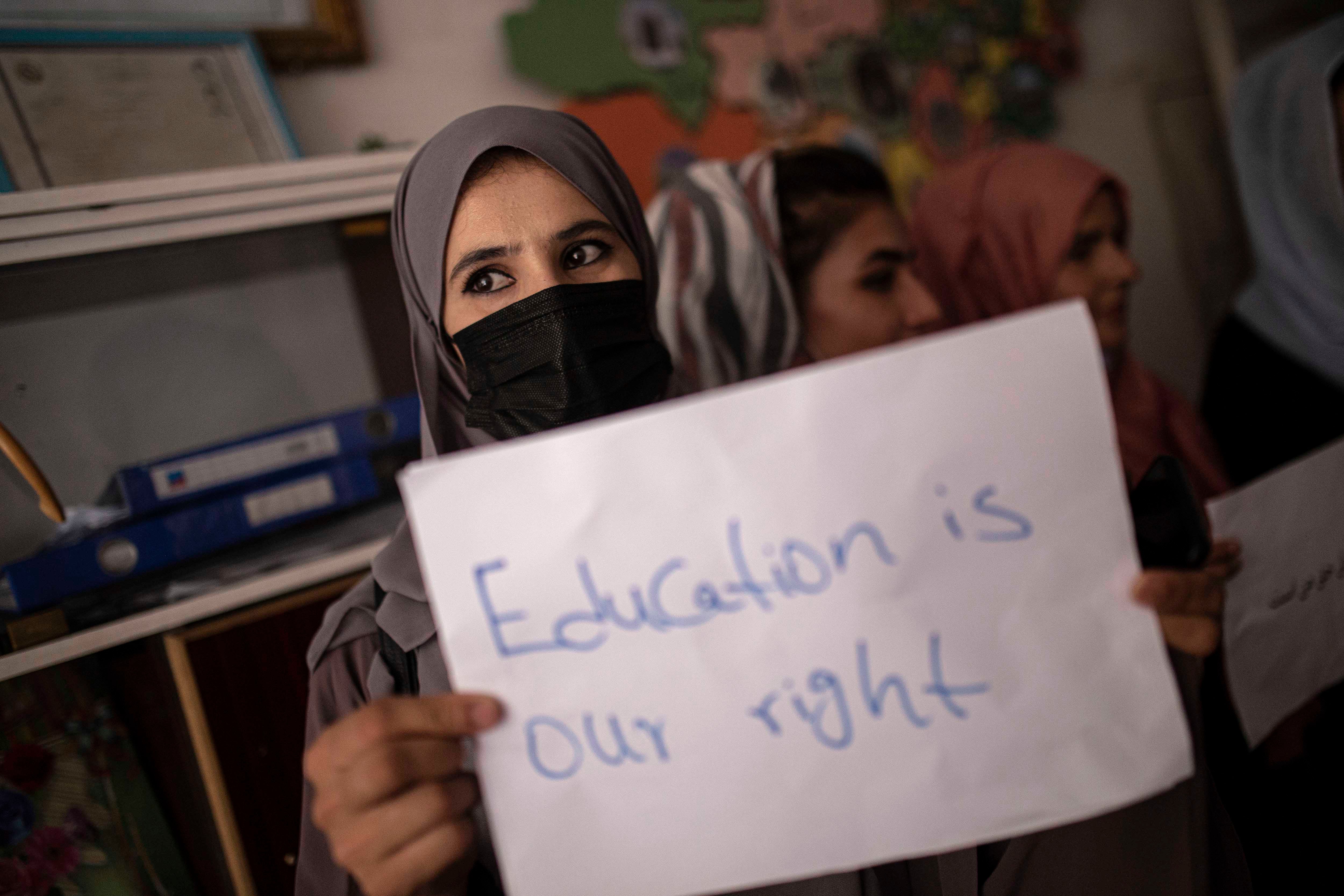一所私立學校的女性師生在全國教師節大會上舉牌示威，要求保障婦女和女孩的權利與教育平等，阿富汗喀布爾，2021年10月5日。